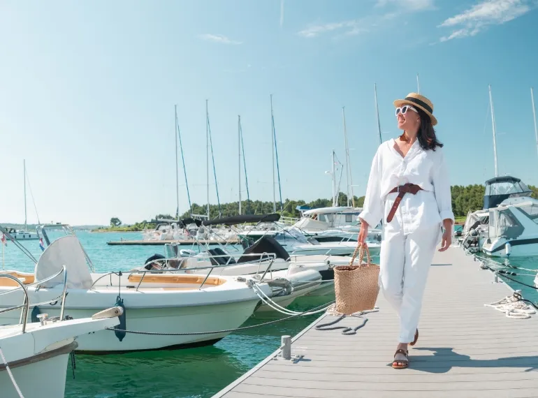 YACHT CLUB WITH BOAT MOORING